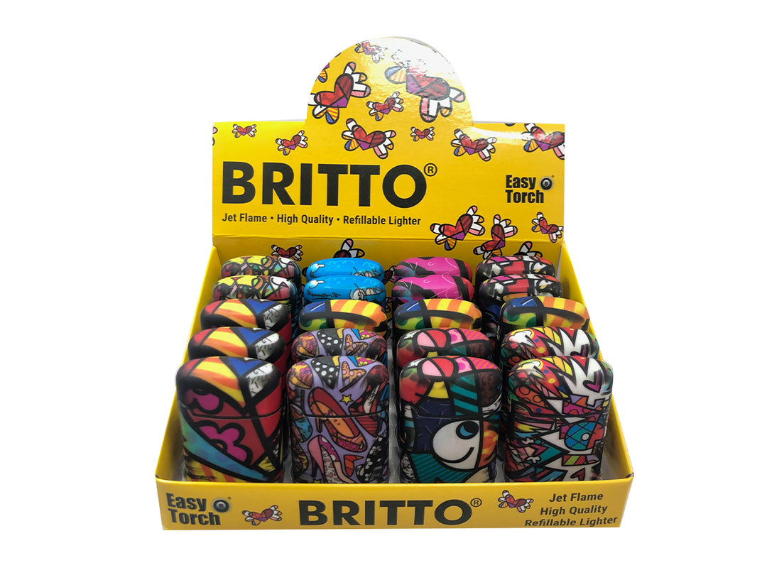 Eine offene Box mit bunten, nachfüllbaren Jet-Flame-Feuerzeugen der Marke BRITTO, gestaltet im ikonischen Pop-Art-Stil von Romero Britto. Die Feuerzeuge zeigen lebendige Muster mit kräftigen Farben, abstrakten Formen und Motiven wie Herzen, Augen und Schmetterlingen. Die gelbe Verpackung ist ebenfalls mit kleinen Schmetterlingen verziert und trägt die Aufschrift „Jet Flame – High Quality – Refillable Lighter“ sowie „Easy Torch“ für einfache Handhabung.