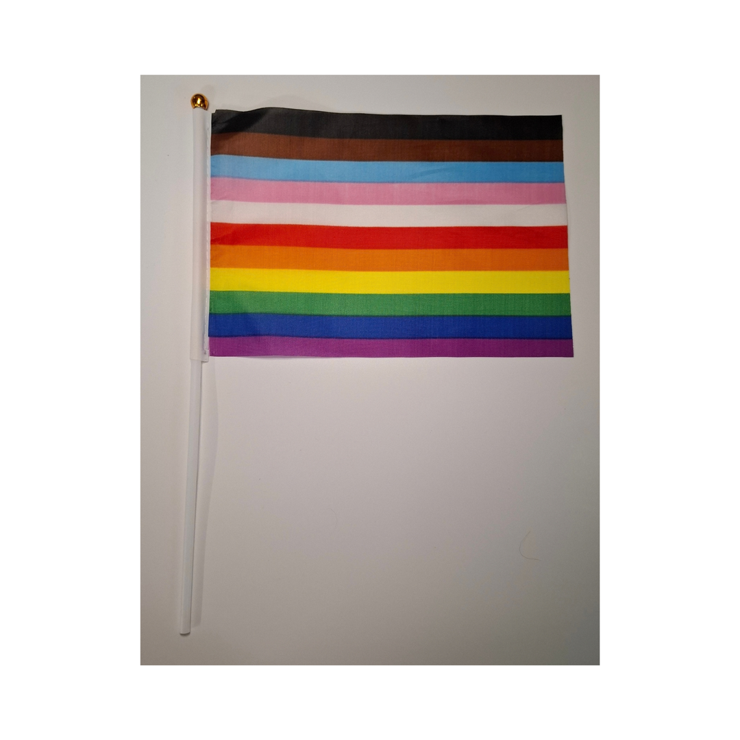11 Stripe Inclusive Pride Handflagge mit Trans & POC Farben – 14 × 21 cm