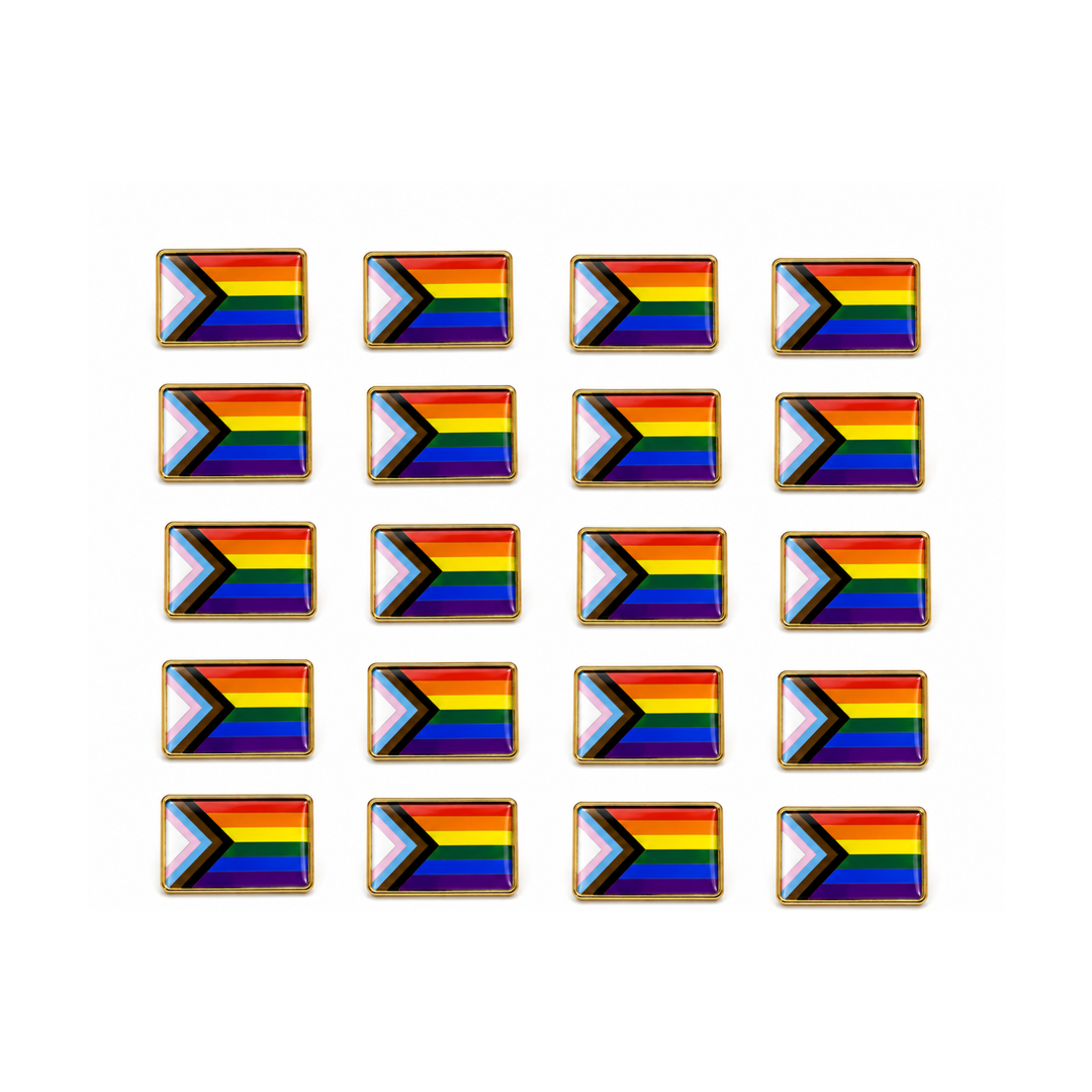 16 Progress Pride Flag Pins auf weissem Hintergrund. Rechteckige LGBTQIA+ Anstecker mit den Farben der Progress Pride Flag.