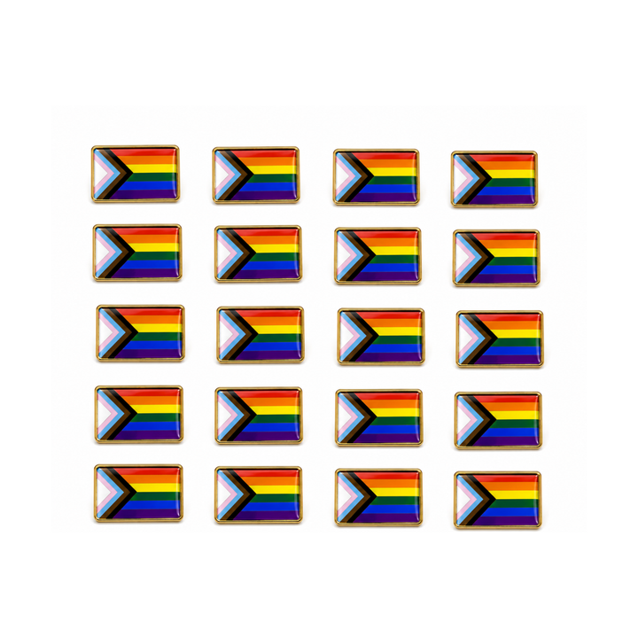 16 Progress Pride Flag Pins auf weissem Hintergrund. Rechteckige LGBTQIA+ Anstecker mit den Farben der Progress Pride Flag.