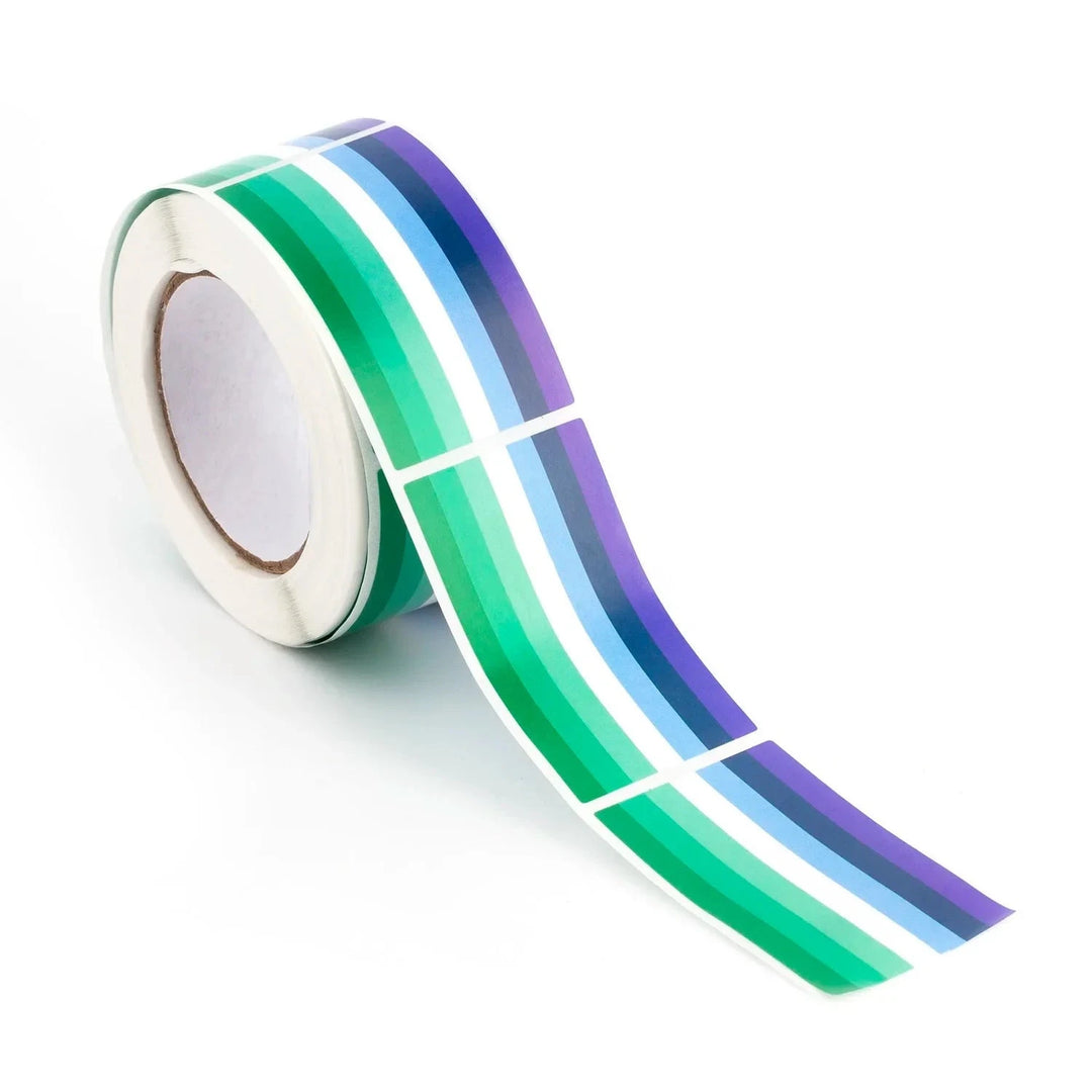 Rolle mit 250 rechteckigen Gay-Regenbogen-Aufklebern in Blautönen (3×5 cm), ideal für Pride, Versand, Geschenke und Events.