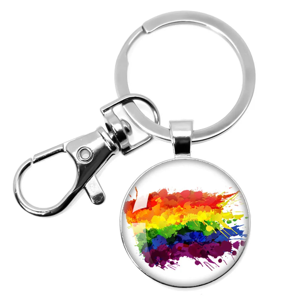 Runder 25mm Schlüsselanhänger aus Glas mit Regenbogen-Pinselstrich-Motiv und Metallring.