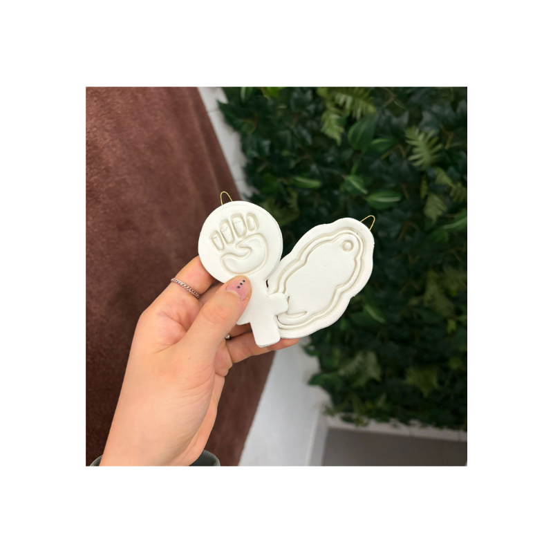 Handgefertigtes feministisches 3D-Wandbild aus Modelliermasse mit Vulva-Motiv und Feminismussymbol, inklusive Drahtschlaufe