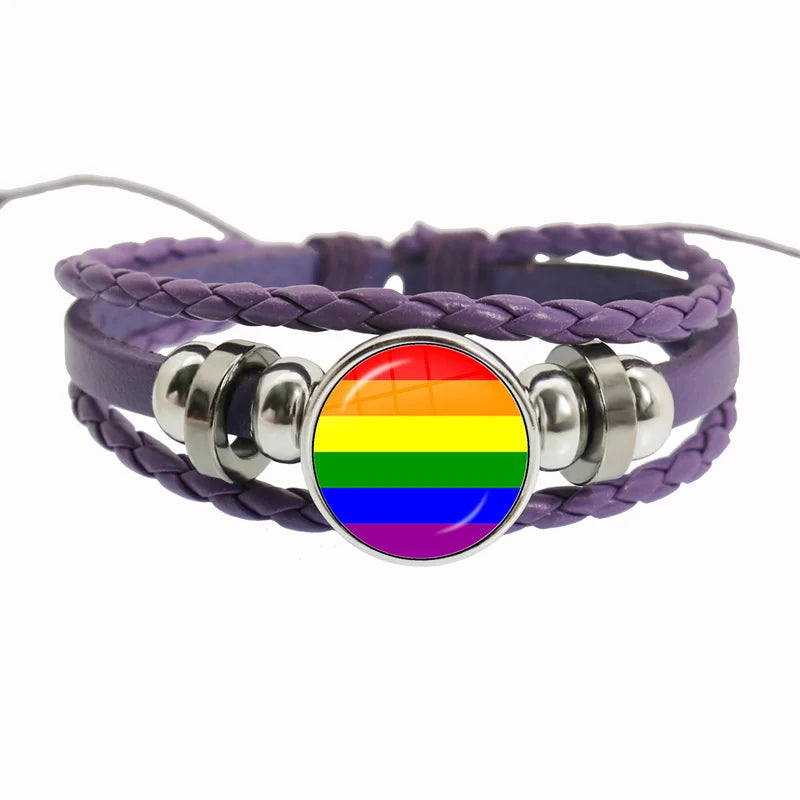 Ein Lederarmband mit geflochtenem Design und einem runden Anhänger in den Farben der Regenbogenflagge. Verziert mit silbernen Akzenten und perfekt als LGBTQ+-Pride-Schmuck.
