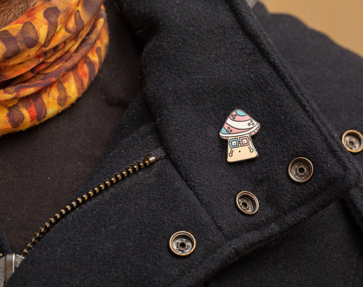 trans-pride-pilz-anstecknadel-jacke