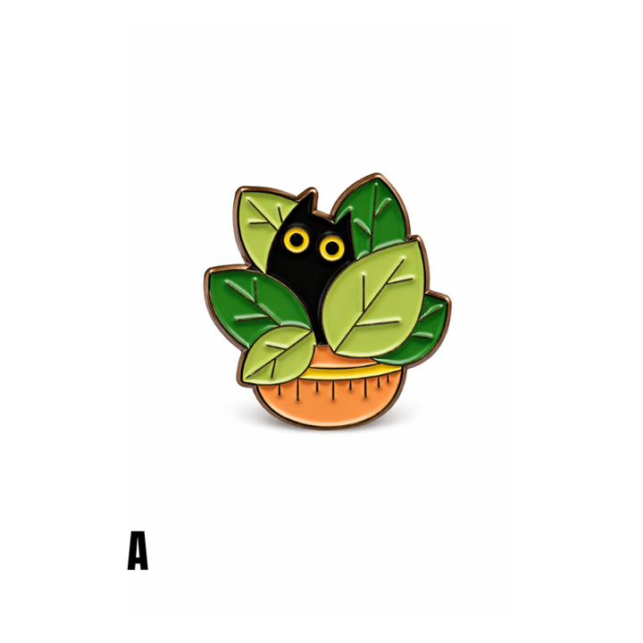 Emaille Anstecknadel mit schwarzer Katze in Pflanze auf weißem Hintergrund