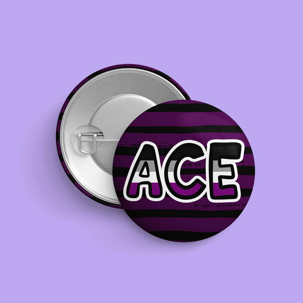 ACE Button in den Farben der Asexuell-Pride-Flagge mit Rückseite und Sicherheitsnadel auf lila Hintergrund, LGBTQIA+ Ansteckbutton mit 32 mm Durchmesser.