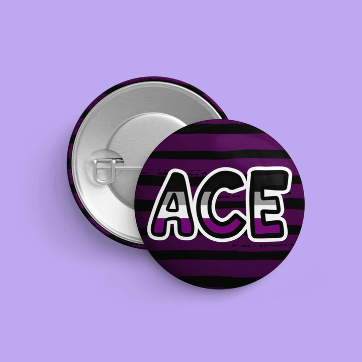 ACE Button in den Farben der Asexuell-Pride-Flagge mit Rückseite und Sicherheitsnadel auf lila Hintergrund, LGBTQIA+ Ansteckbutton mit 32 mm Durchmesser.