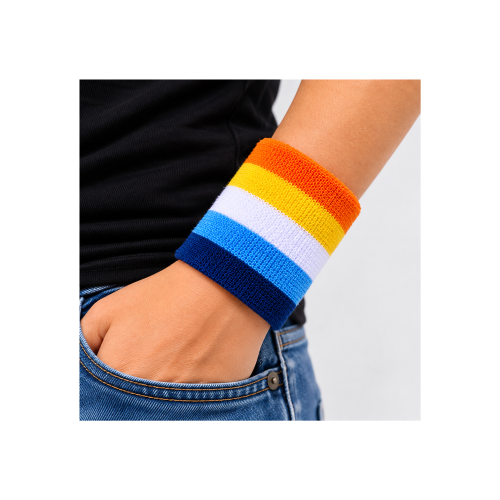 Aroace Pride Schweissband aus Frottee in Orange, Gelb, Weiss, Hellblau und Dunkelblau am Handgelenk getragen