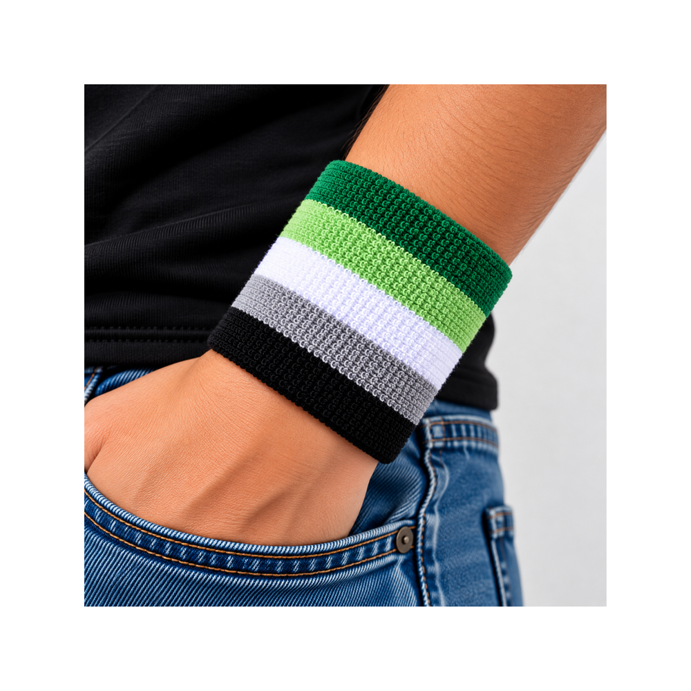 Aromantic Pride Schweissband in Grün, Weiss, Grau und Schwarz am Handgelenk getragen