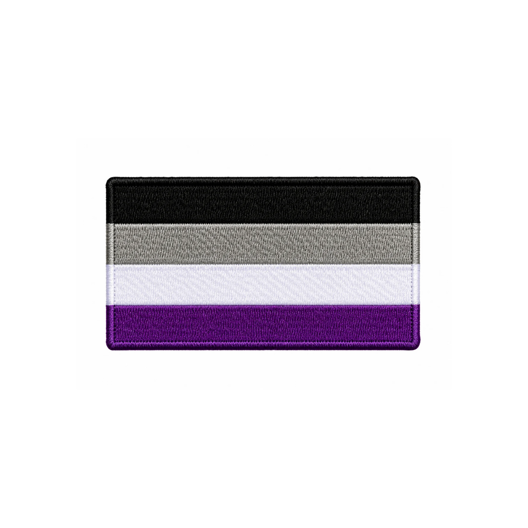 Gestickter Asexual Pride Patch mit vier horizontalen Streifen in Schwarz, Grau, Weiss und Violett. Rechteckiger Aufnäher, 8 × 5 cm, auf weissem Hintergrund.