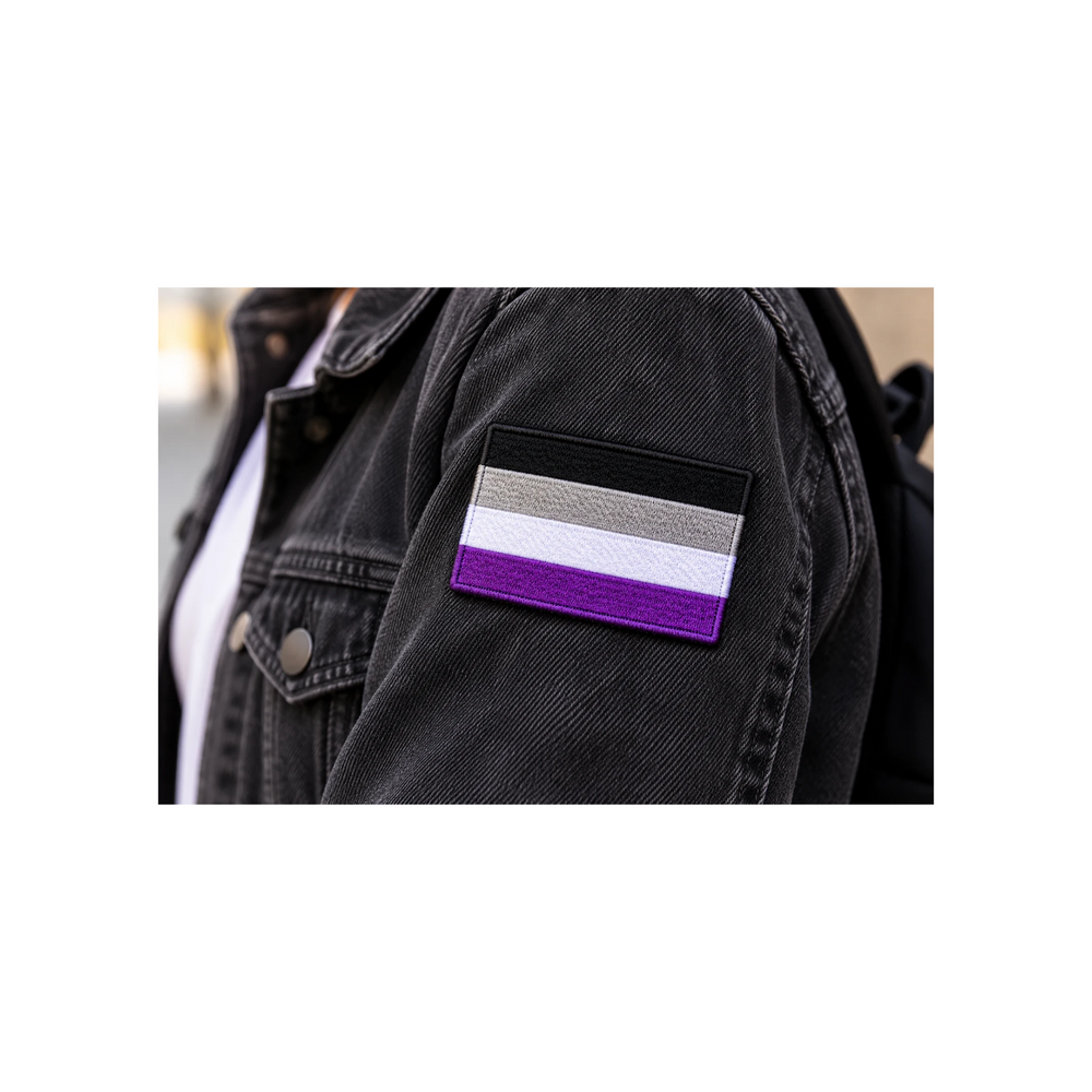 Asexual Pride Patch mit vier Streifen in Schwarz, Grau, Weiss und Violett auf dem Oberarm einer schwarzen Jeansjacke. Gestickter Pride-Aufnäher als LGBTQIA+ Accessoire.