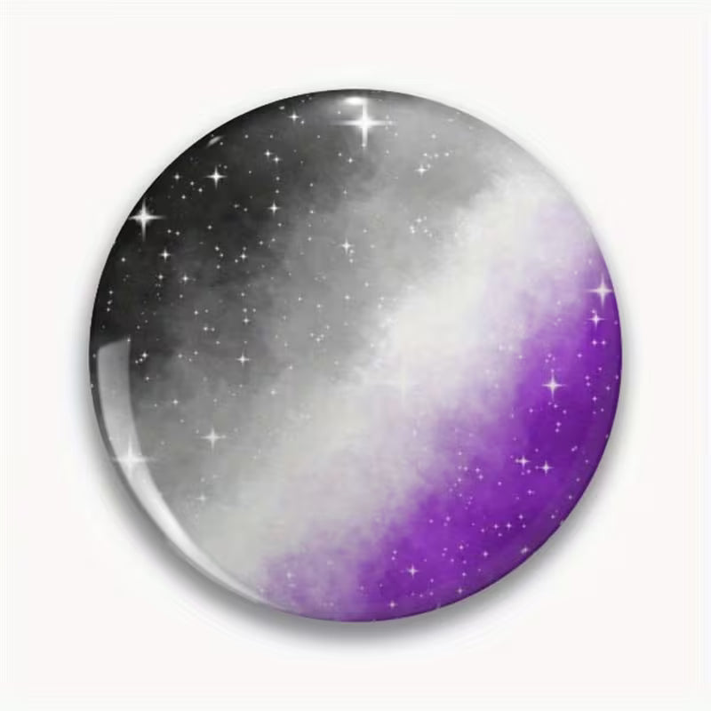 Asexueller Galaxy Pride Button in Schwarz, Grau, Weiß und Lila mit Sternenmotiv

