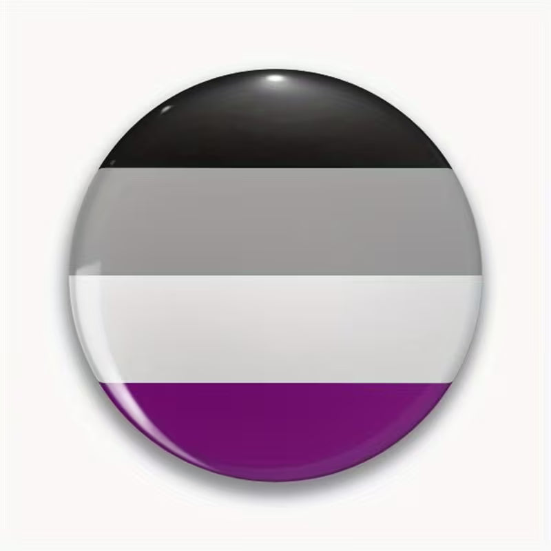 Asexuell Pride Button mit Flaggenmotiv in Schwarz, Grau, Weiß und Lila. Runde LGBTQIA+ Anstecknadel Ø 44 mm für Alltag & Pride.
