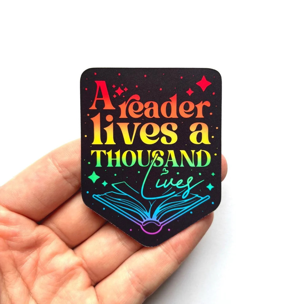 Aufkleber mit Zitat „A Reader Lives a Thousand Lives“ – hochwertiger Vinyl Sticker für Buchliebhaber, Kindle, Laptop & Journal