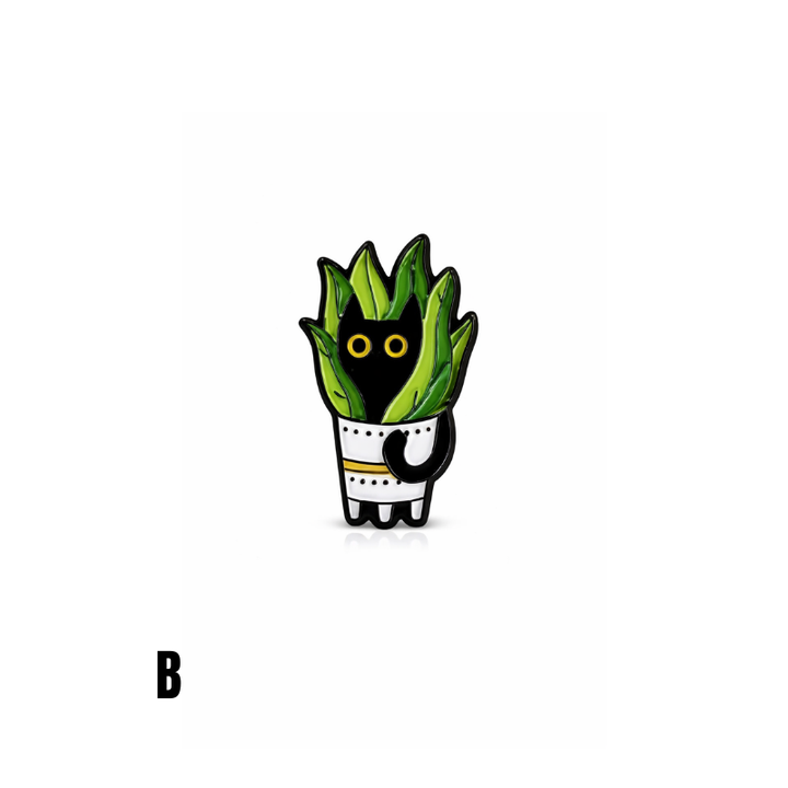 Emaille Pin mit schwarzer Katze in Pflanze im Blumentopf auf weißem Hintergrund