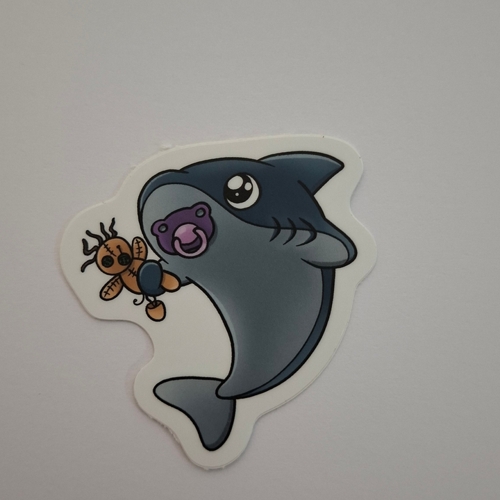 Baby Hai Sticker von Michellitart mit Schnuller und Kuscheltier. Niedlicher Kawaii Hai Sticker aus der Schweiz.