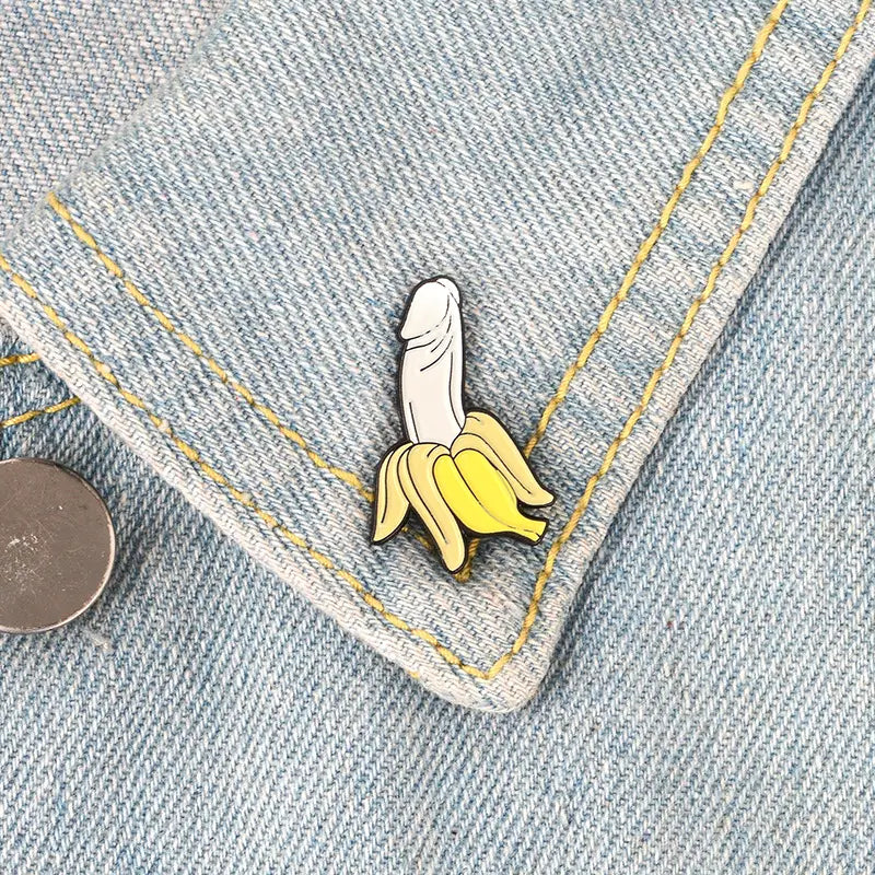 Humorvoller Emaille-Pin in Bananenform als freches Statement an einer Jeansjacke.