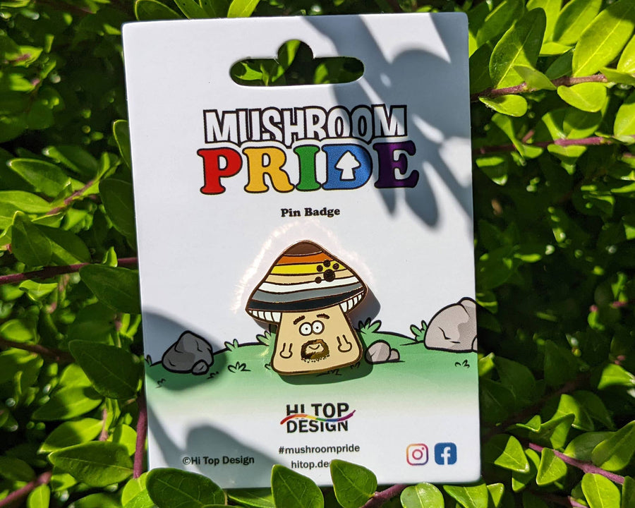 Bear Pride Mushroom Emaille Pin auf Verpackung vor grünem Hintergrund – LGBTQIA+ Anstecknadel mit Pilz Motiv