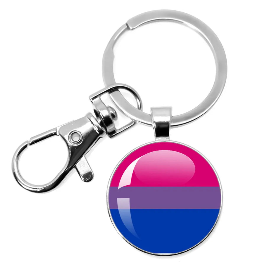Runder Schlüsselanhänger aus Metall mit Bisexual-Pride-Flagge auf weißem Hintergrund.