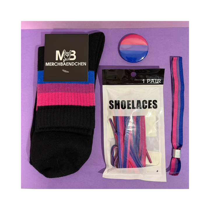 Bisexuelles Pride Starter Kit mit Socken, Schnürsenkeln, Armband und Pride-Pin in den Farben der Bisexuell-Pride-Flagge.