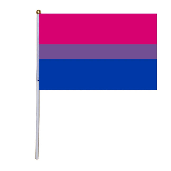 Zwei bisexuelle Pride Handflaggen mit pinken, lila und blauen Streifen, gekreuzt dargestellt