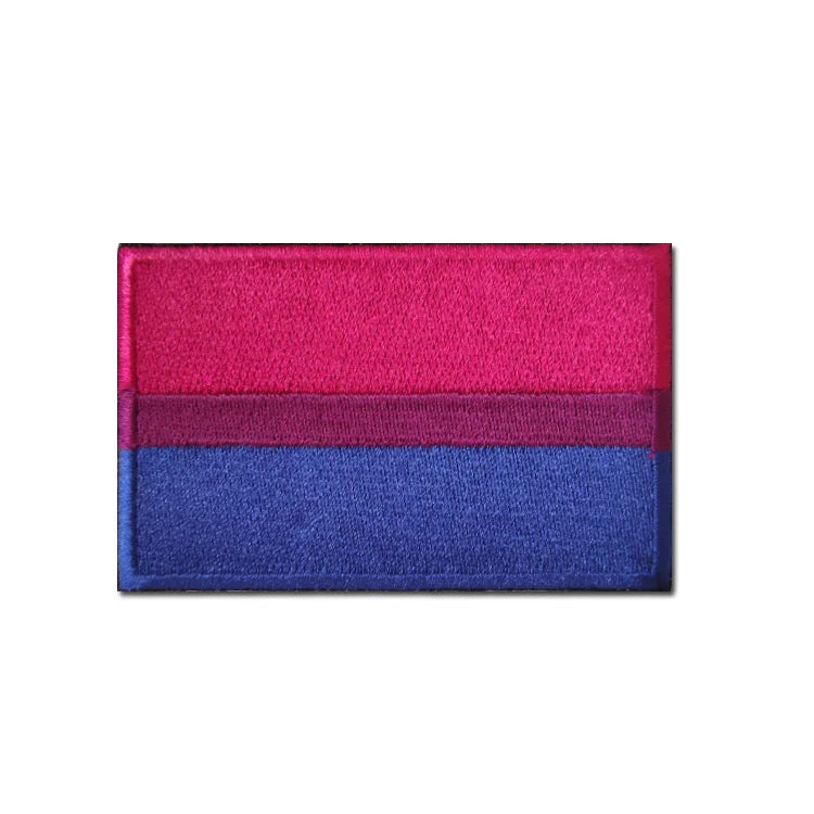 Gestickter Aufnäher in den Farben der Bisexuellen-Flagge mit einem horizontalen Design: oben ein kräftiges Pink, in der Mitte ein schmaler purpurfarbener Streifen und unten ein leuchtendes Blau.