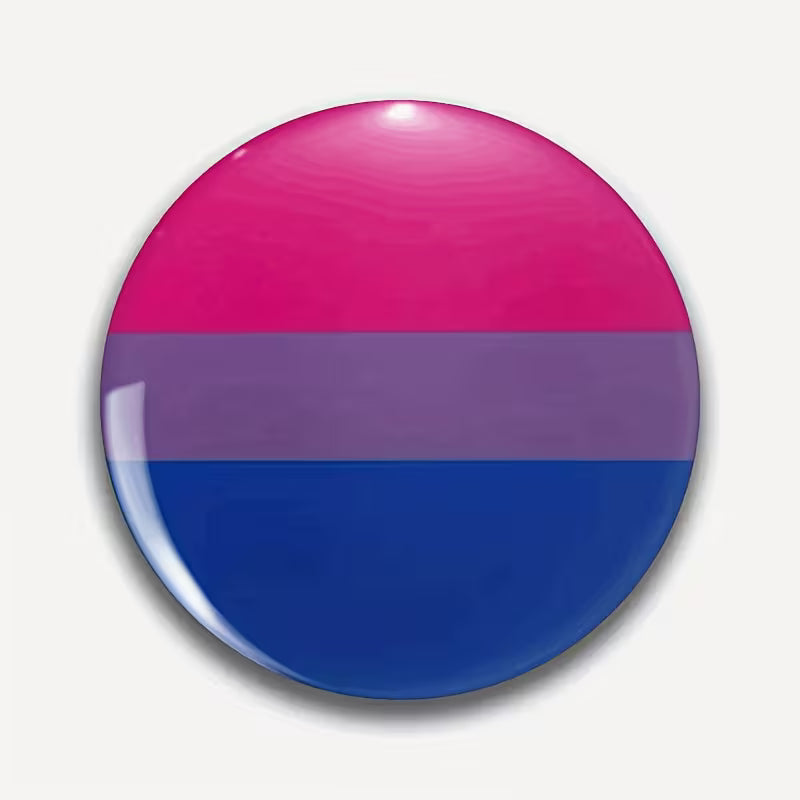 Bisexueller Pride-Button im Bisexual-Farbschema Pink, Lila und Blau