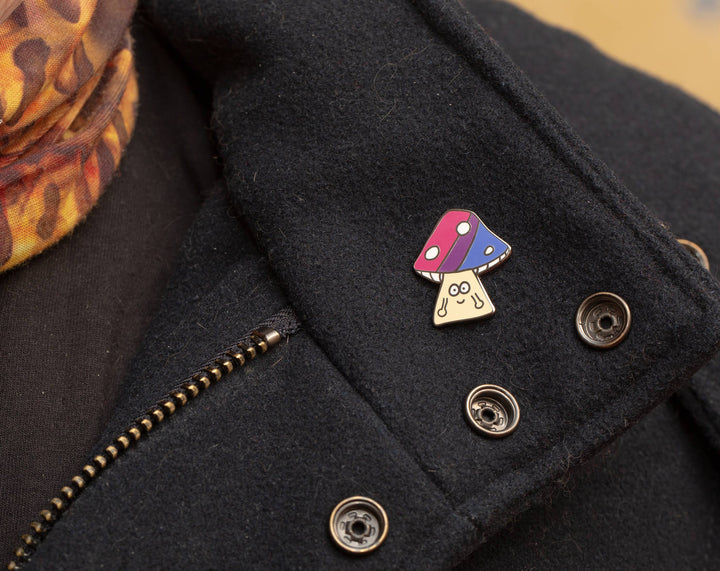Bisexueller Pride Pilz Emaille Pin an Jacke getragen – LGBTQIA+ Anstecknadel für Kleidung und Accessoires