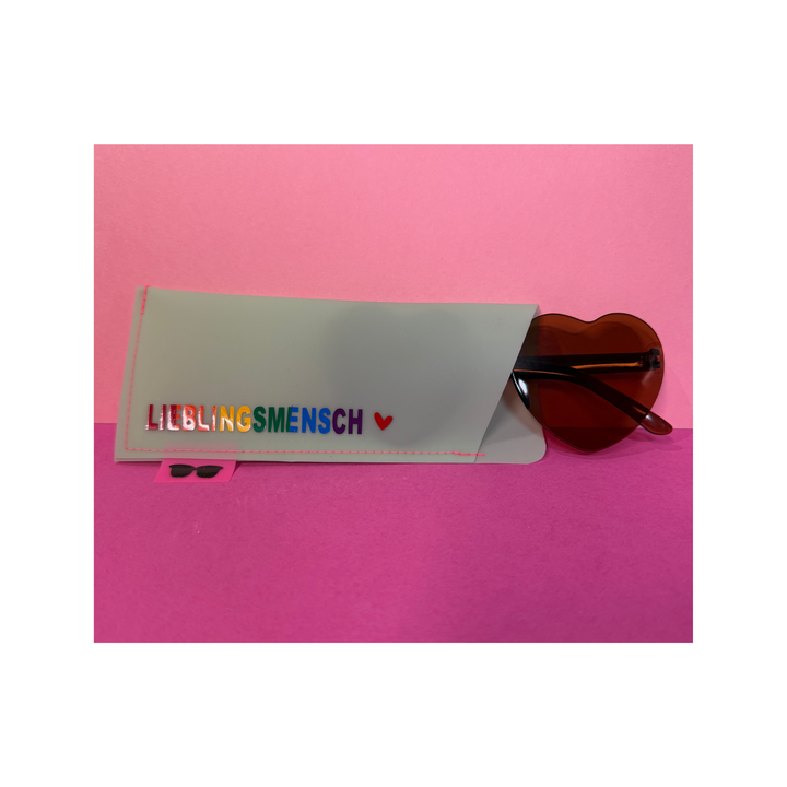 Handgemachtes Brillenetui «Lieblingsmensch» in Mintgrün mit Regenbogen-Schriftzug und Sonnenbrille, Pride Sonderedition aus der Schweiz von Rain4Flowers