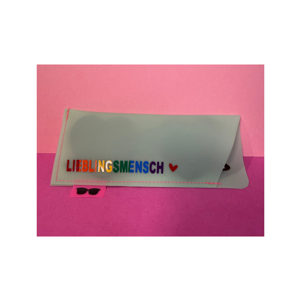 Handgemachtes Brillenetui «Lieblingsmensch» in Mintgrün mit Regenbogen-Schriftzug und Sonnenbrille, Pride Sonderedition aus der Schweiz von Rain4Flowers