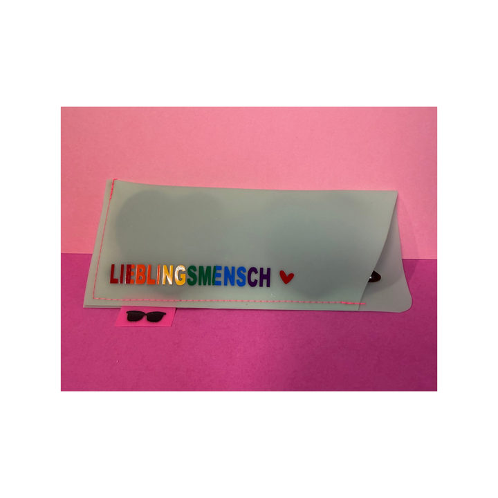 Handgemachtes Brillenetui «Lieblingsmensch» in Mintgrün mit Regenbogen-Schriftzug und Sonnenbrille, Pride Sonderedition aus der Schweiz von Rain4Flowers