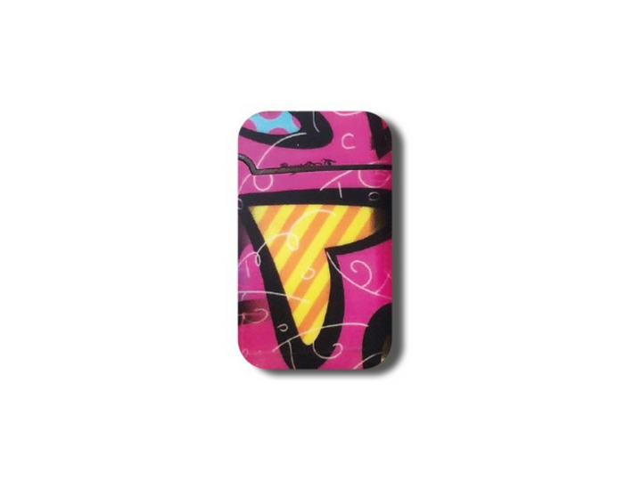 Jet-Flame-Feuerzeugen der Marke BRITTO, gestaltet im ikonischen Pop-Art-Stil von Romero Britto. Die Feuerzeuge zeigen lebendige Muster mit kräftigen Farben, abstrakten Formen und Motiven wie Herzen, Augen und Schmetterlingen. Die gelbe Verpackung ist ebenfalls mit kleinen Schmetterlingen verziert und trägt die Aufschrift „Jet Flame – High Quality – Refillable Lighter“ sowie „Easy Torch“ für einfache Handhabung.