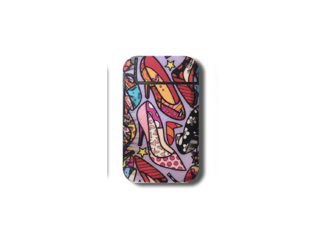Jet-Flame-Feuerzeugen der Marke BRITTO, gestaltet im ikonischen Pop-Art-Stil von Romero Britto. Die Feuerzeuge zeigen lebendige Muster mit kräftigen Farben, abstrakten Formen und Motiven wie Herzen, Augen und Schmetterlingen. Die gelbe Verpackung ist ebenfalls mit kleinen Schmetterlingen verziert und trägt die Aufschrift „Jet Flame – High Quality – Refillable Lighter“ sowie „Easy Torch“ für einfache Handhabung.