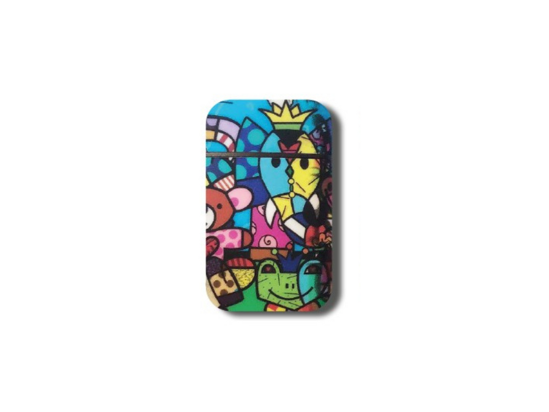 Jet-Flame-Feuerzeugen der Marke BRITTO, gestaltet im ikonischen Pop-Art-Stil von Romero Britto. Die Feuerzeuge zeigen lebendige Muster mit kräftigen Farben, abstrakten Formen und Motiven wie Herzen, Augen und Schmetterlingen. Die gelbe Verpackung ist ebenfalls mit kleinen Schmetterlingen verziert und trägt die Aufschrift „Jet Flame – High Quality – Refillable Lighter“ sowie „Easy Torch“ für einfache Handhabung.