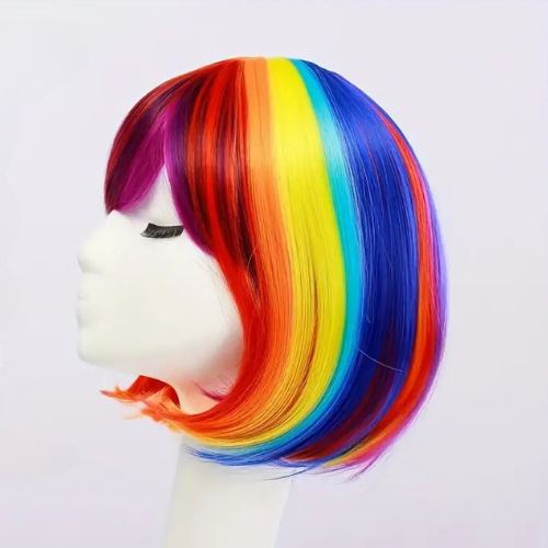 Kurze Perücke im Bob-Stil mit glatten Haaren in leuchtenden Regenbogenfarben, darunter Rot, Orange, Gelb, Grün, Blau und Lila, präsentiert auf einem weißen Schaufensterkopf

