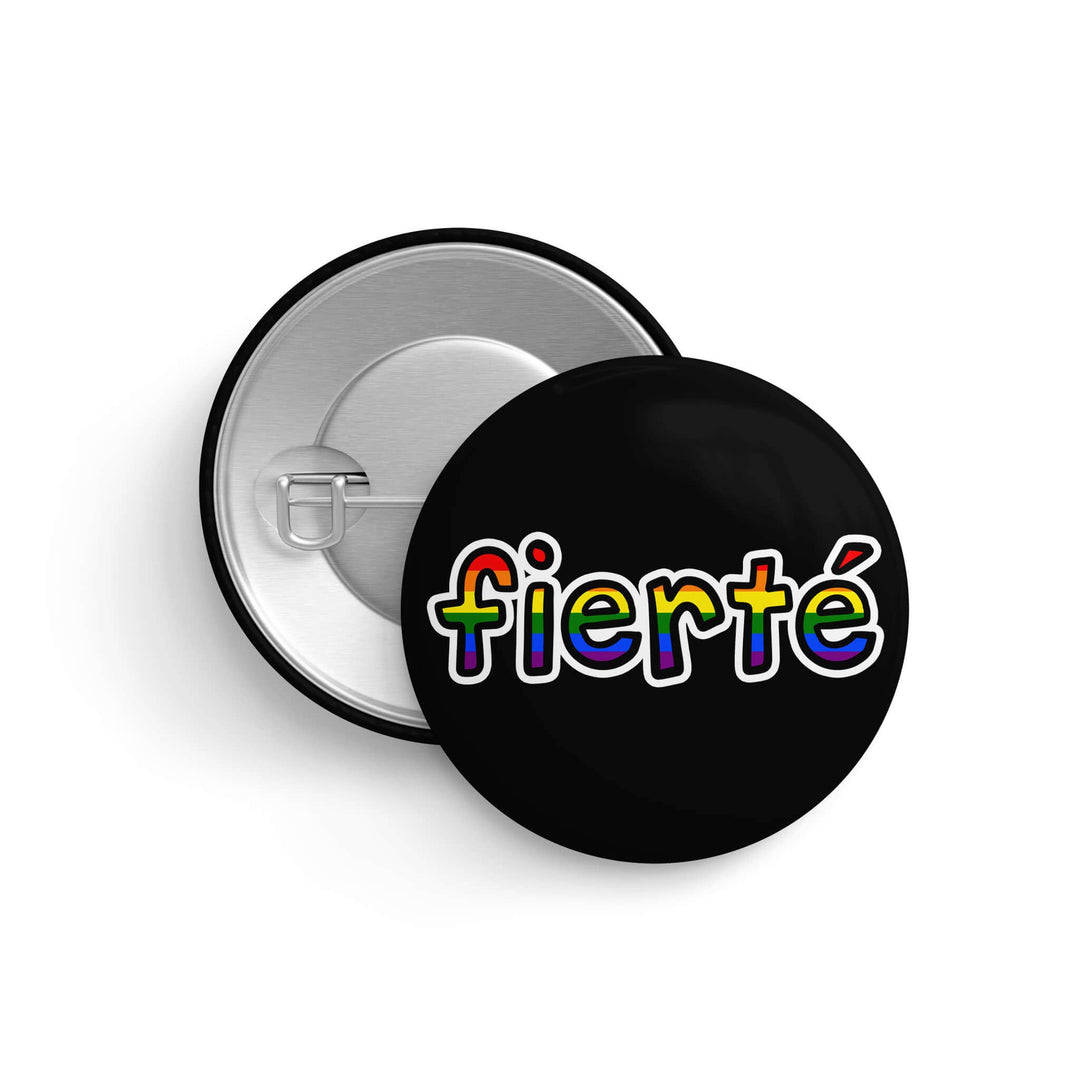 Vorder- und Rückseite des LGBTQIA+ Buttons « Fierté » mit Sicherheitsnadel, schwarzem Hintergrund und 32 mm Durchmesser.