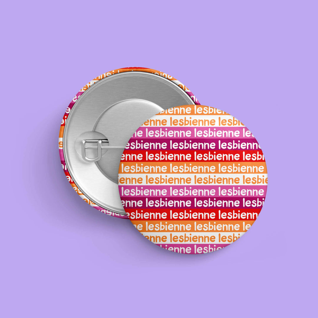 LGBTQIA+ Button « lesbienne » mit lesbischen Pride-Farben sowie Rückseite mit Sicherheitsnadel auf lila Hintergrund, Durchmesser 32 mm.