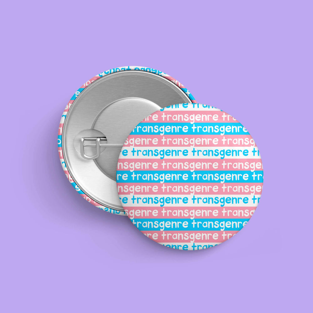 LGBTQIA+ Button « transgenre » mit Transgender-Pride-Farben sowie Rückseite mit Sicherheitsnadel auf lila Hintergrund, Durchmesser 32 mm.