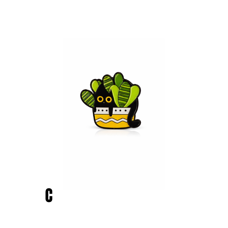 Emaille Anstecknadel mit schwarzer Katze im Blumentopf und grünen Pflanzen auf weißem Hintergrund