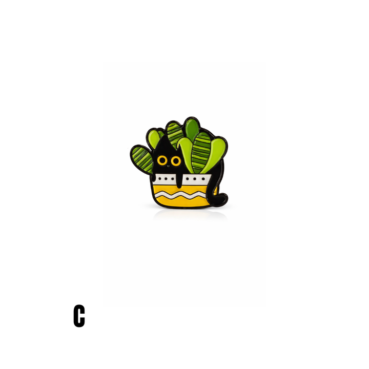 Emaille Anstecknadel mit schwarzer Katze im Blumentopf und grünen Pflanzen auf weißem Hintergrund