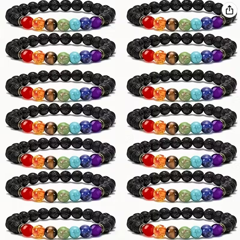 Mehrere Chakra-Armbänder aus Lavastein und bunten 7-Chakra-Natursteinperlen als Multipack auf weißem Hintergrund