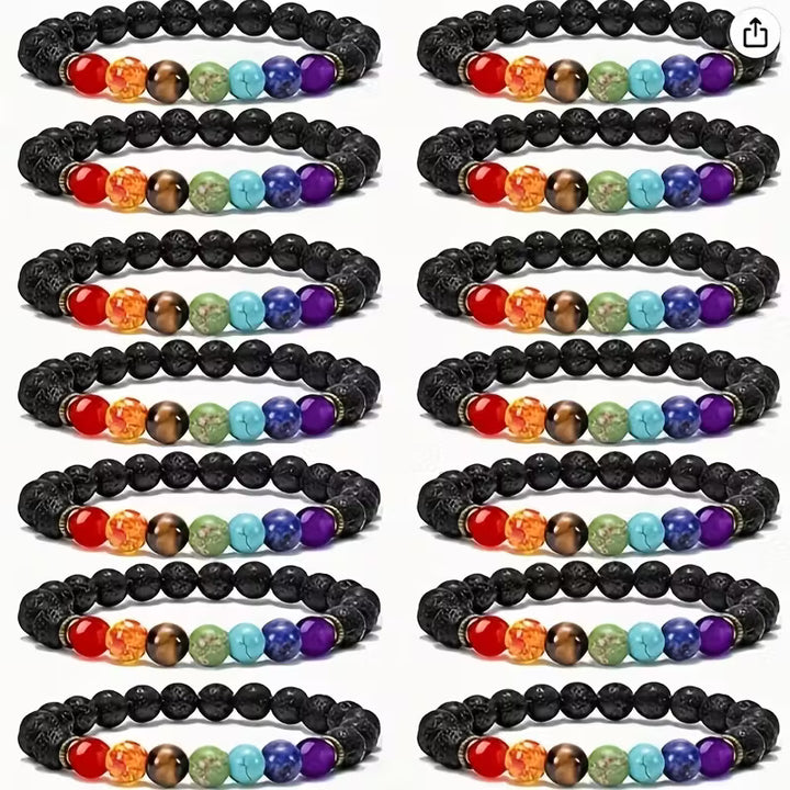 Mehrere Chakra-Armbänder aus Lavastein und bunten 7-Chakra-Natursteinperlen als Multipack auf weißem Hintergrund