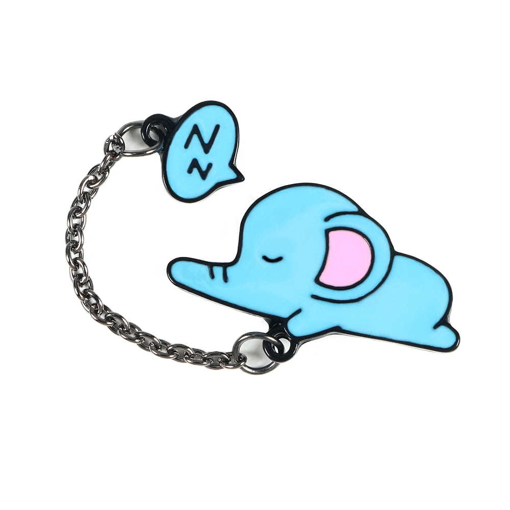 Niedlicher schlafender Elefant Emaille Pin in Blau mit rosa Ohren und Metallkette – Cartoon Tierbrosche mit Zzz-Blase