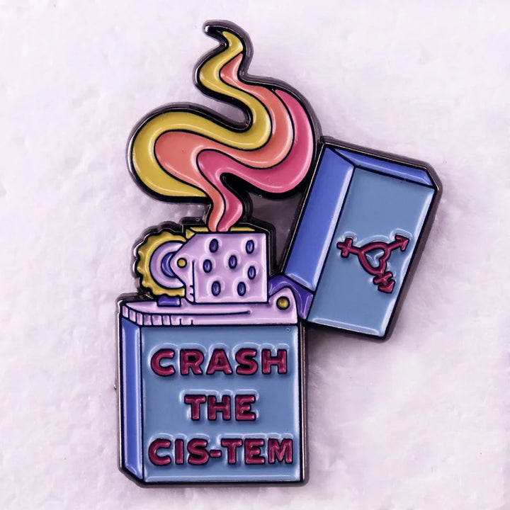 Emaille-Pin mit Feuerzeug-Motiv und Schriftzug „Crash The Cis Tem