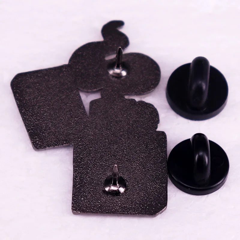 Rückseite des Emaille-Pins „Crash The Cis Tem“ mit zwei Butterfly-Verschlüssen