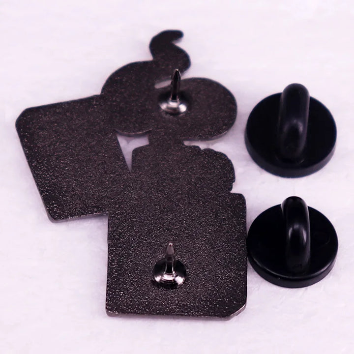 Rückseite des Emaille-Pins „Crash The Cis Tem“ mit zwei Butterfly-Verschlüssen