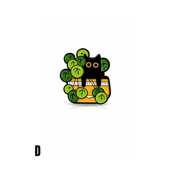 Emaille Anstecknadel mit schwarzer Katze im Blumentopf und grünen Pflanzen auf weißem Hintergrund