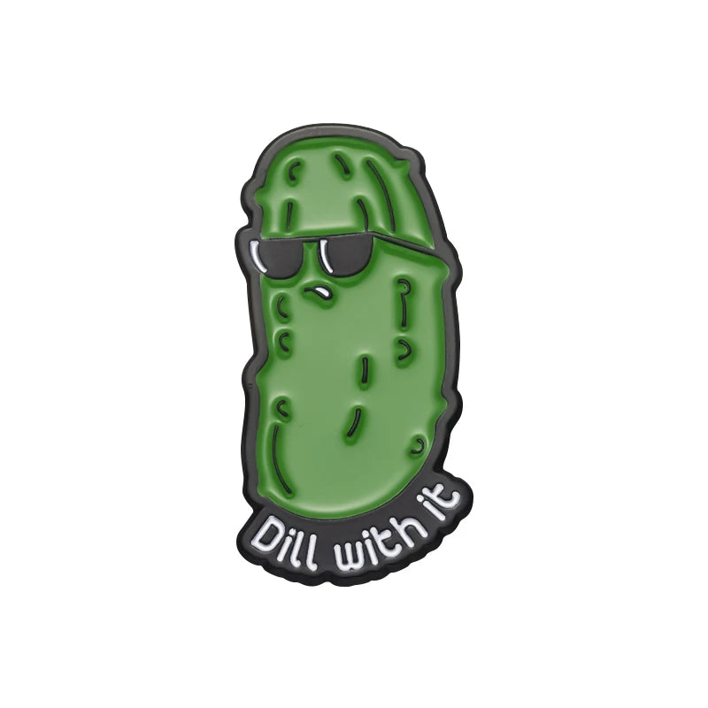 Ein witziger Ansteck-Pin in Form einer coolen Gurke mit Sonnenbrille und dem Wortspiel „Dill with it“. Perfekt für Fans von humorvollen Wortspielen, Meme-Kultur und lustigen Accessoires.