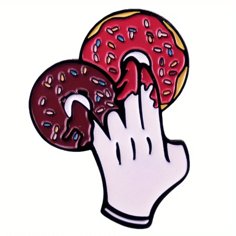 Donut Pin in der Hand – Witziger Emaille Pin mit Donut-Motiv